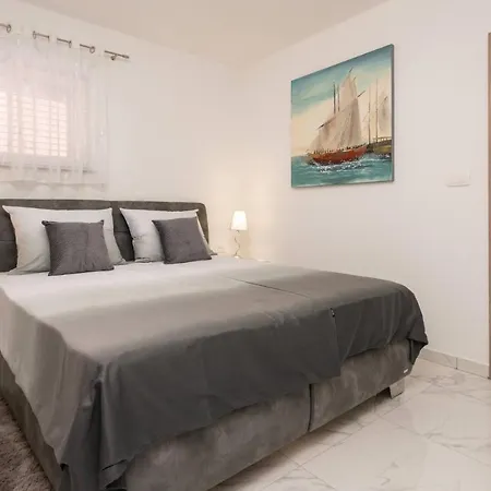 Villa Xxxl Ancora For 262 Guests Turanj